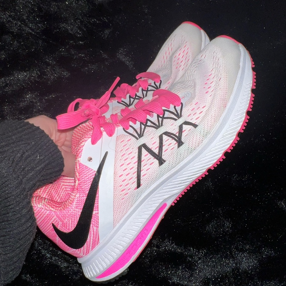 like new nike pink shoes